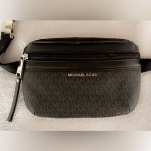 MICHAEL KORS signature fanny pack